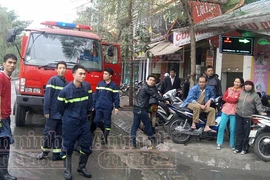 Chủ tịch phường lao vào đám cháy dập lửa