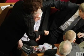 Thỏa thuận ngân sách bằng… nắm đấm