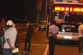 Xe máy đâm nát đèn ô tô khách đang đi cùng chiều