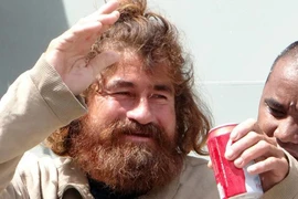 Hơn 1 năm trên biển sống nhờ… máu chim 