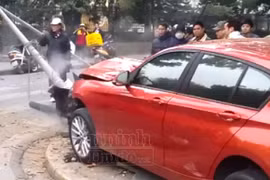 Nữ tài xế lái BMW đâm nát cột đèn