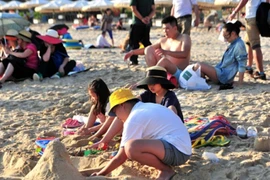 Cảnh sát ngăn tắm nắng khỏa thân 