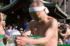 Ôm đá “tẩy trần mùa đông”