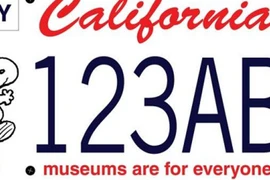 Biển ô tô có hình chú chó Snoopy