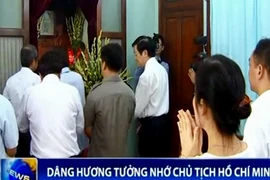 Dâng hương tưởng nhớ Chủ tịch Hồ Chí Minh