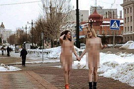 Nga: Khỏa thân giữa đường, 2 cô gái trẻ bị đuổi việc