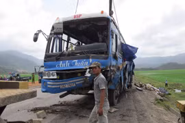 Lật xe khách, người thoát nạn, dê chết kẹt