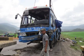 Lật xe khách, người thoát nạn, dê chết kẹt