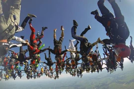 Xếp thành hình hoa khổng lồ giữa không trung