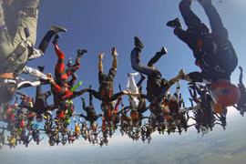 Xếp thành hình hoa khổng lồ giữa không trung