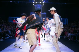 ​Người mẫu nam bất ngờ chạy tán loạn trên sàn diễn