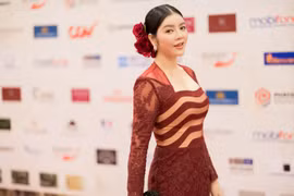 Ngắm vẻ đẹp trang điểm nhẹ nhàng vẫn tỏa sáng của Lý Nhã Kỳ