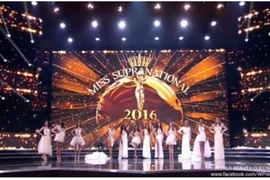 Sự cố hài hước tại chung kết Hoa hậu Siêu quốc gia 2016