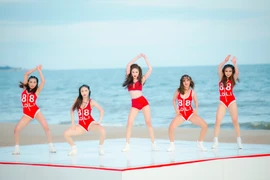 Bảo Thy nhảy "nóng" bờ biển