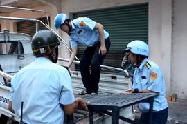 Dẹp bãi xe vi phạm vỉa hè, tổ công tác bị côn đồ tấn công
