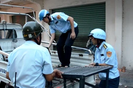 Dẹp bãi xe vi phạm vỉa hè, tổ công tác bị côn đồ tấn công