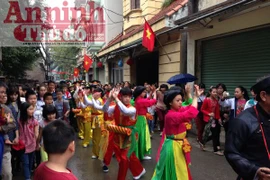 Lễ rước “hoành tráng” ở làng lụa lớn nhất nước