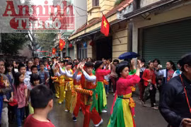 Lễ rước “hoành tráng” ở làng lụa lớn nhất nước