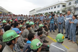 Hàng ngàn công nhân đình công vì tăng lương không hợp lý