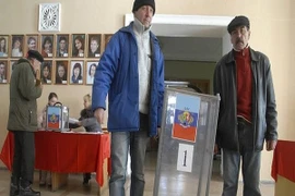 Donetsk và Lugansk thực hiện cuộc bầu cử gây tranh cãi
