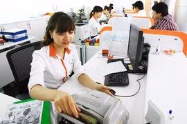 Khi phát hiện tiền giả phải lập biên bản thu giữ, bấm lỗ