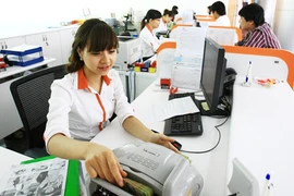 Khi phát hiện tiền giả phải lập biên bản thu giữ, bấm lỗ