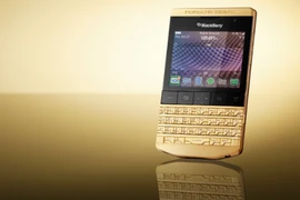 Ngắm “hàng độc” - BlackBerry Porsche Design P'9981 mạ vàng