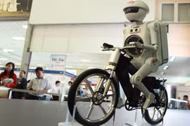 Xem robot đi xe đạp cực siêu tại Hà Nội
