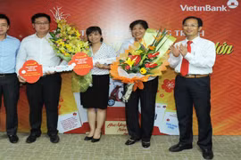 3 khách hàng may mắn trúng xe Vespa LX từ VietinBank