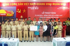 Maritime Bank tặng 400 chiếc ô cho lực lượng CSGT Hà Nội 