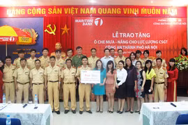 Maritime Bank tặng 400 chiếc ô cho lực lượng CSGT Hà Nội 