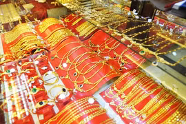 Giá vàng tụt khỏi mốc 43 triệu đồng/lượng