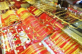 Giá vàng tụt khỏi mốc 43 triệu đồng/lượng