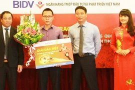 BIDV trao vé đi Anh xem Manchester United cho khách hàng