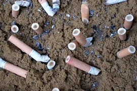 Singapore: Một người đàn ông bị phạt 15.000USD tội vứt thuốc lá bừa bãi