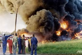 Xe téc chở dầu bất ngờ phát nổ, 31 người "hôi của" chết cháy