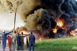 Xe téc chở dầu bất ngờ phát nổ, 31 người "hôi của" chết cháy