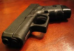 Bé trai 8 tuổi bắn chết bà nội sau khi chơi game bạo lực