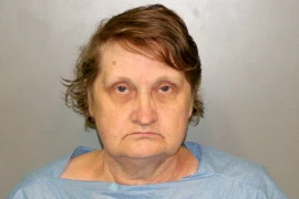 Mất nhân tính, bà nội cứa cổ cháu gái 6 tháng tuổi