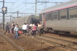 Tàu hỏa bị tách đôi khi gặp nạn, hàng chục thương vong