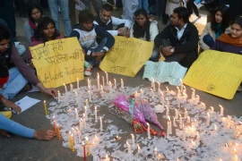 Bé gái 7 tuổi bị hiếp dâm trong nhà vệ sinh trên tàu