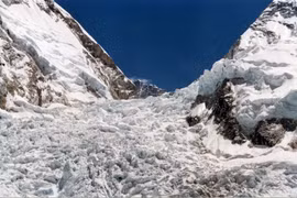 Lở tuyết trên đỉnh Everest, 9 người thiệt mạng