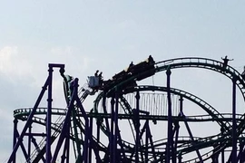 Mỹ: Hàng chục hành khách mắc kẹt trên tàu lượn siêu tốc