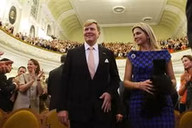 Nhà vua Hà Lan bị ném cà chua