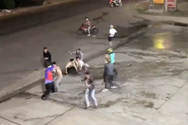 Nhầm đối thủ, 16 đối tượng lao vào tấn công 2 nam thanh niên