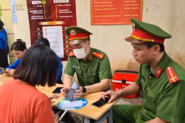 Kích hoạt định danh điện tử cho phụ huynh đưa con đi thi