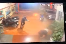 Xem phút manh động của 2 tên cướp xông vào hiệu vàng bắn trọng thương người truy đuổi