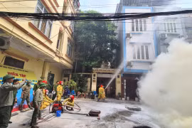 Xem thành viên tổ liên gia đồng tâm hiệp lực xử trí đám cháy nhà liền kề