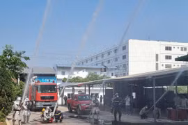 Xử lý tình huống cháy giấy, nhựa giả định tại Công ty kính ở huyện Thạch Thất