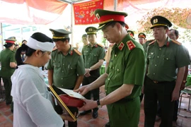 Thăng cấp bậc hàm Trung tá cho chiến sỹ Cảnh sát giao thông hy sinh trong khi bắt đối tượng vận chuyển ma túy